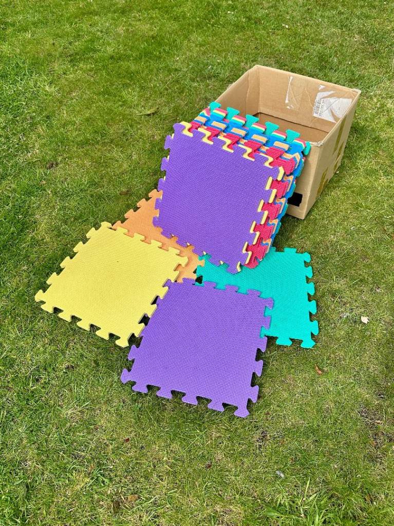 Interlocking foam play tiles