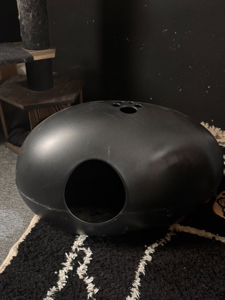 Stylish cat litter tray 