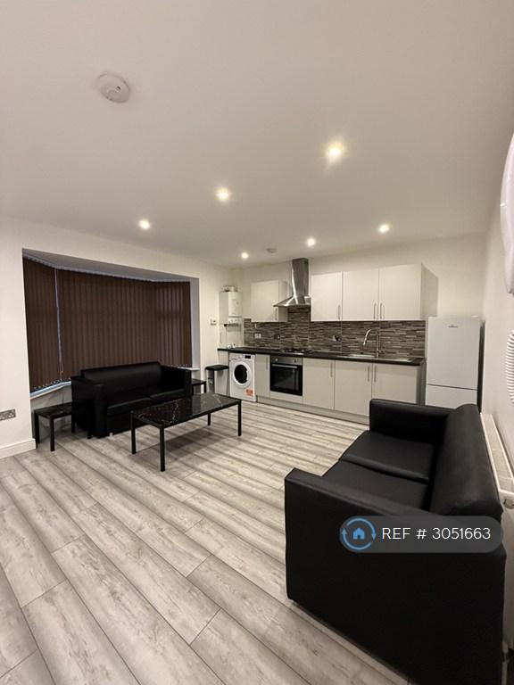 2 bedroom flat in Winchester Avenue, Leicester, LE3 (2 bed) (#3051663)