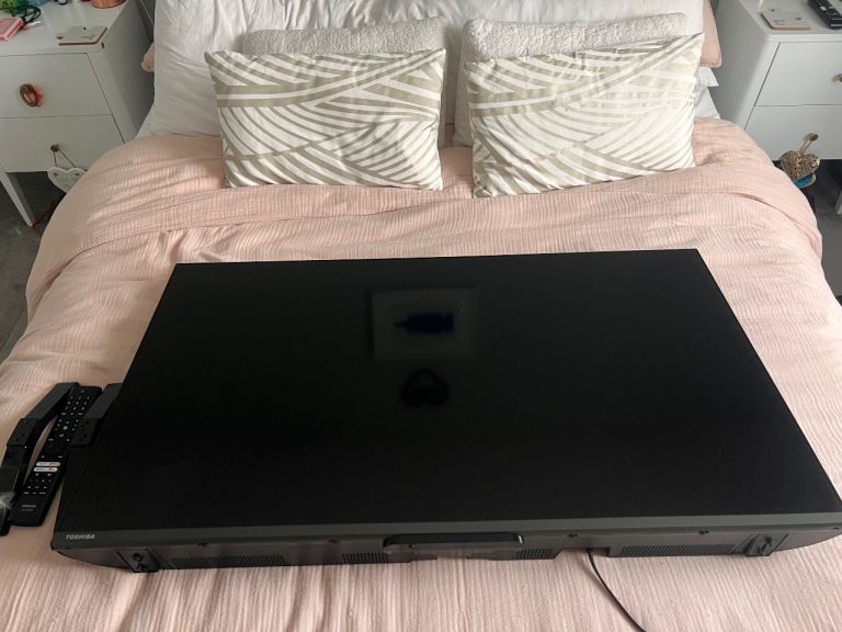 Toshiba 43” smart Tv