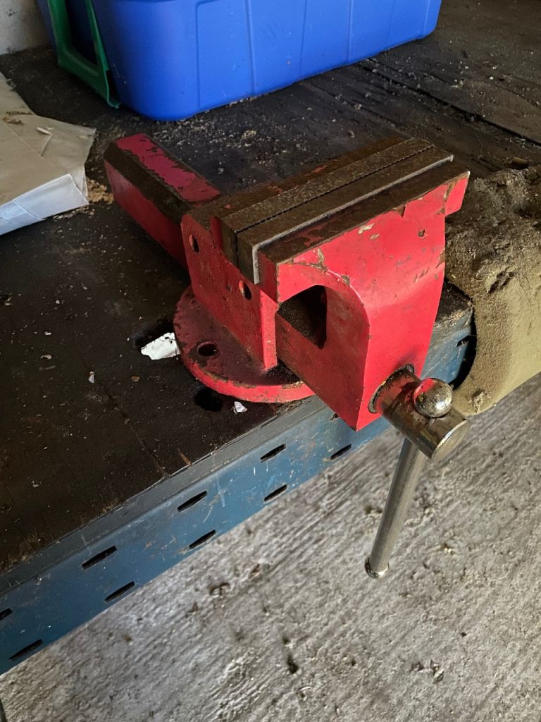 Large vice for workshop workbench 