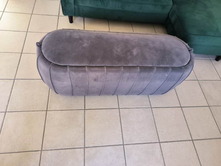 Foot stool / ottoman 