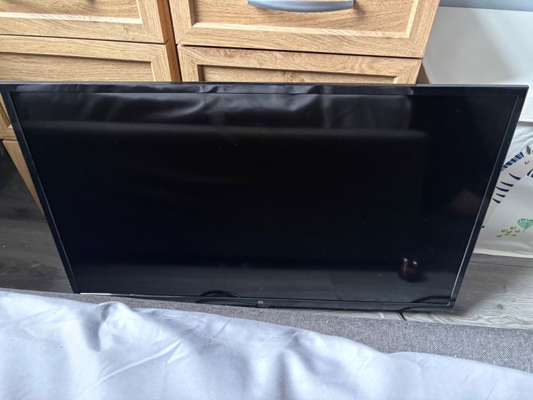 32 Inch Smart Android Tv only 1 Week Old No Stand