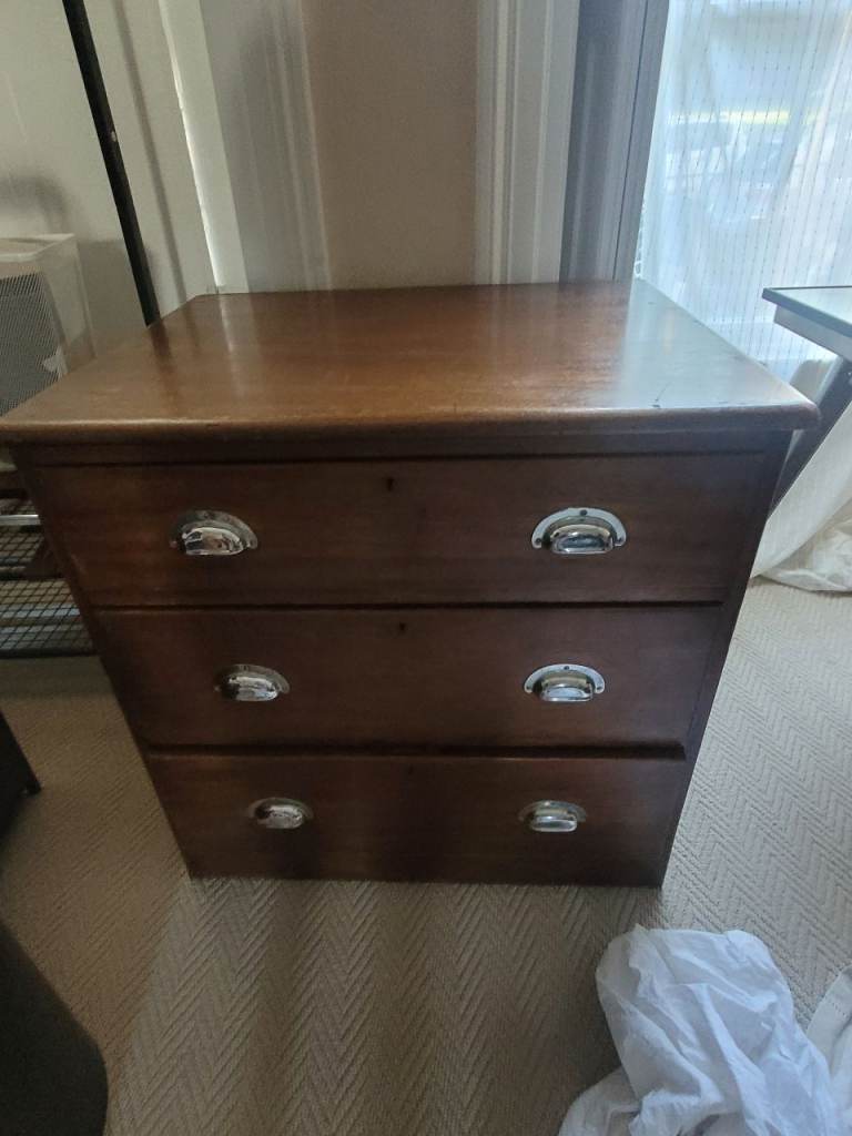 Chest of drawers - antique/vintage (mahogany?)