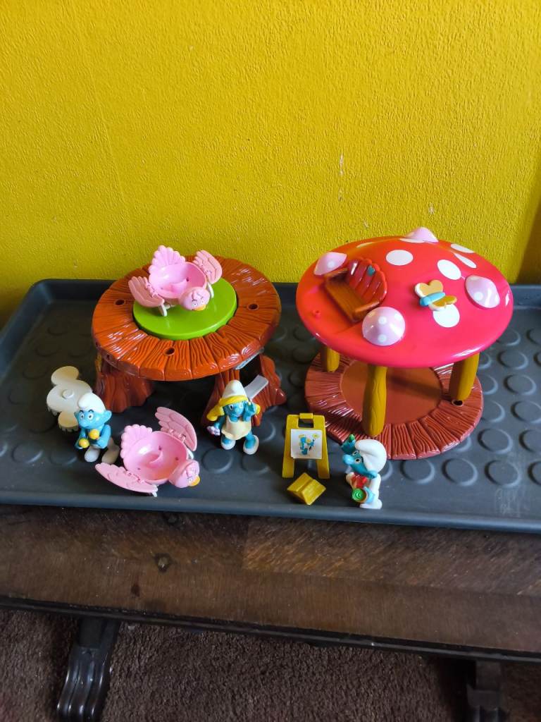 Smurf Mushroom House Playset with Figures – Good Condition