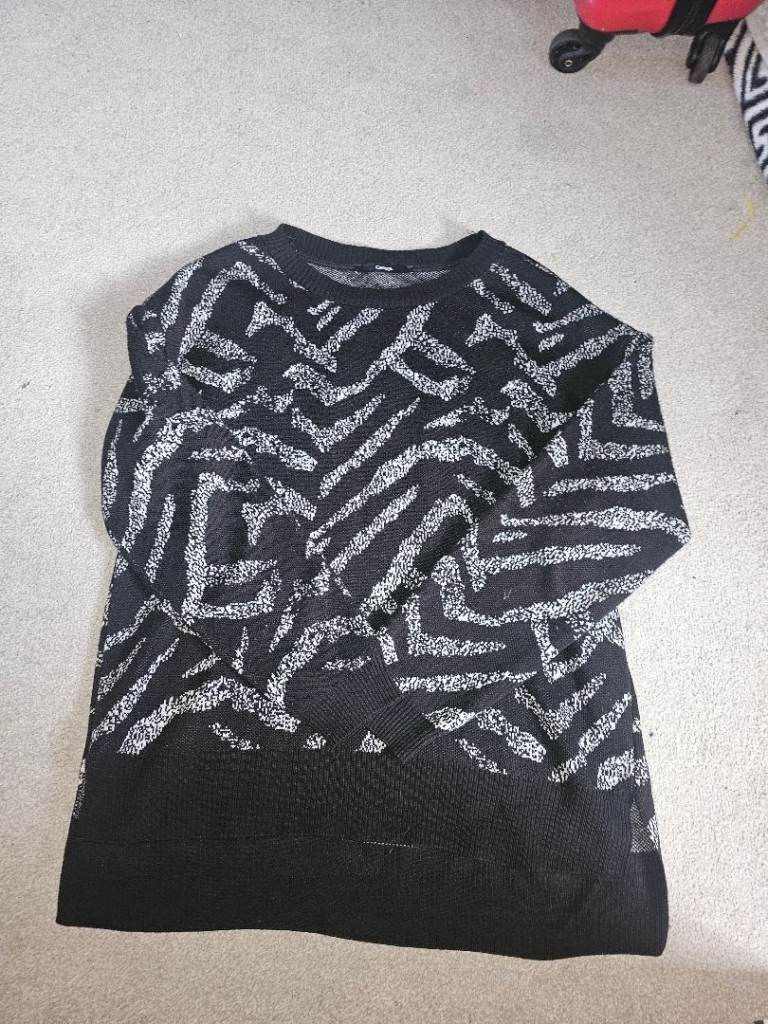 Black and white pattern jumper size 8-10
