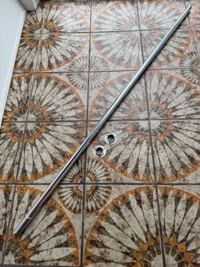 Chrome pole with end brackets 102.5cm