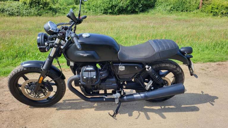 2022 22 MOTO GUZZI V7 IV STONE 3k MILES ONLY BLACK RETRO NAKED CLASSIC STYLING