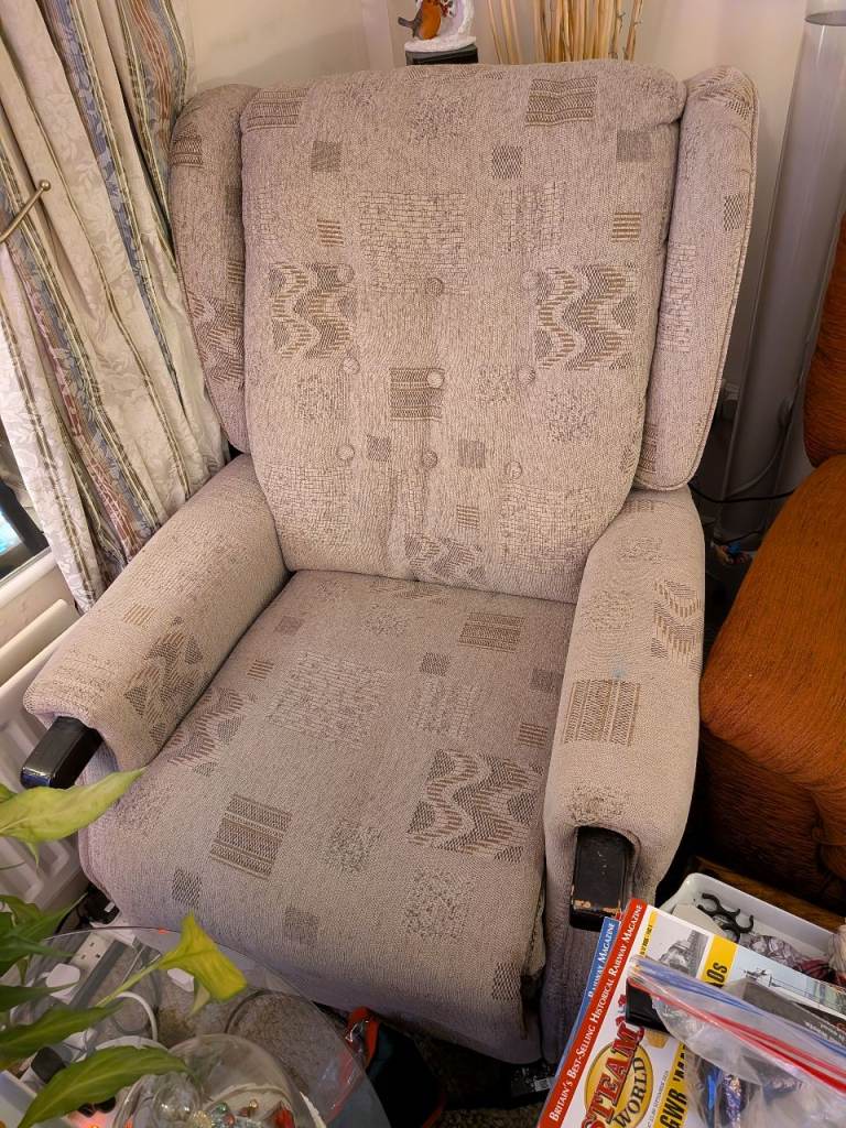 Electric riser recliner chair 