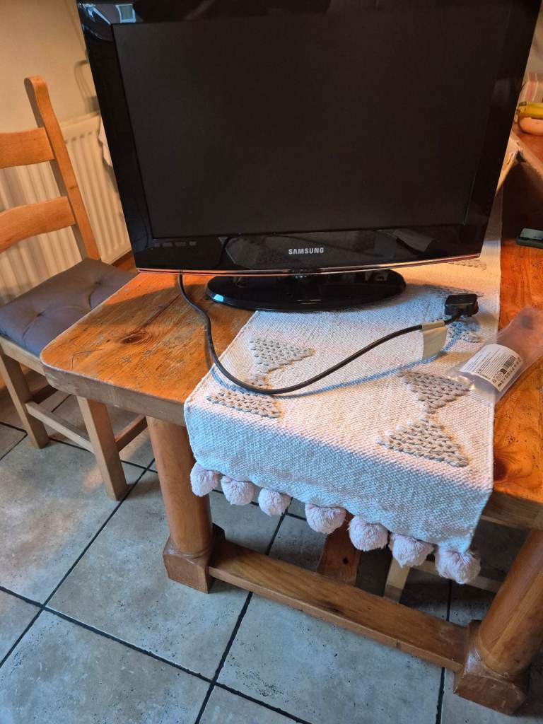 Samsung LCD Full HD 1080p TV 22" with in-built DVD player Series 4 470