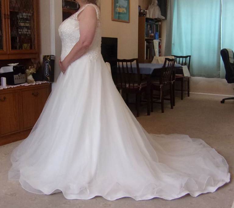 Wedding Ivory dress for sale size UK 18-20/22