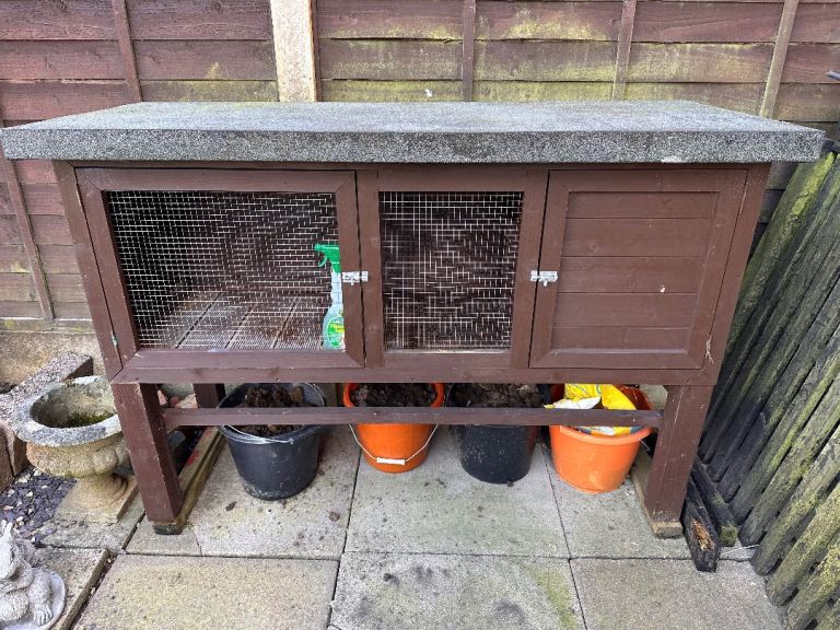 Rabbit guinea pig hutch 