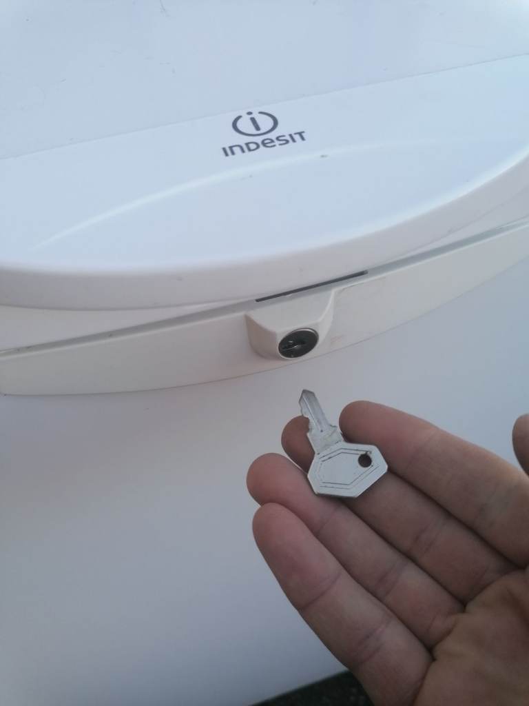 FREEZER CHEST FREEZER LARGE 255 LITRE CAPACITY INDESIT NICE CONDITION CAN DELIVER £230