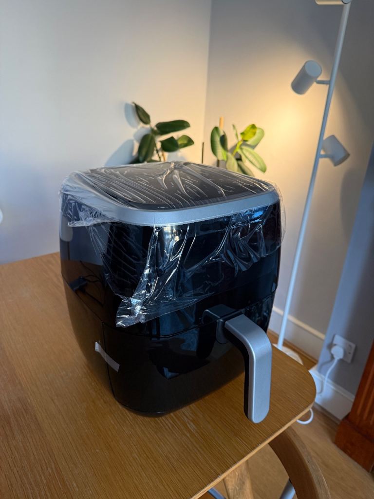 Air Fryer Amazon Basics 6 litre with Digital Touchscreen and 8 Cooking Presets, Black