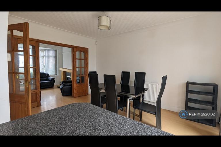3 bedroom house in Oakwood Lane, Leeds, LS8 (3 bed) (#2920132)