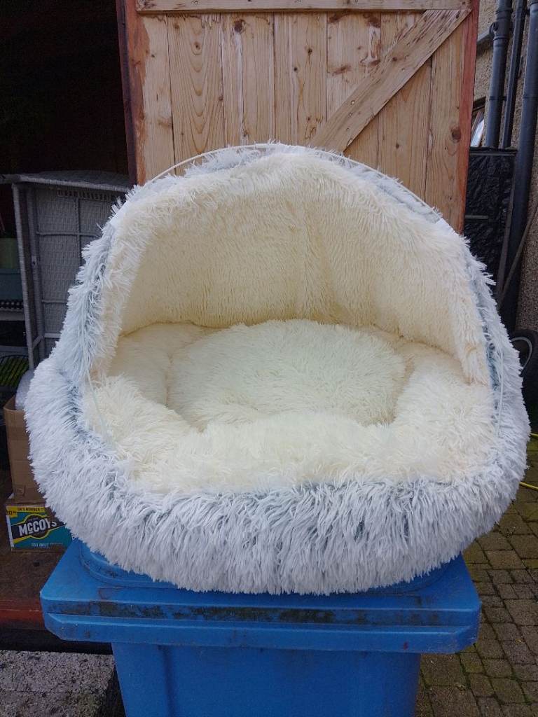 FAUX FUR DOG DONUT BED.