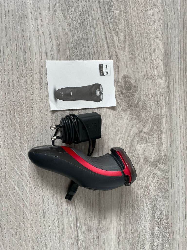 Philips Series 3000 Wet or Dry Men's Electric Shaver with a 5D Pivot & Flex Heads