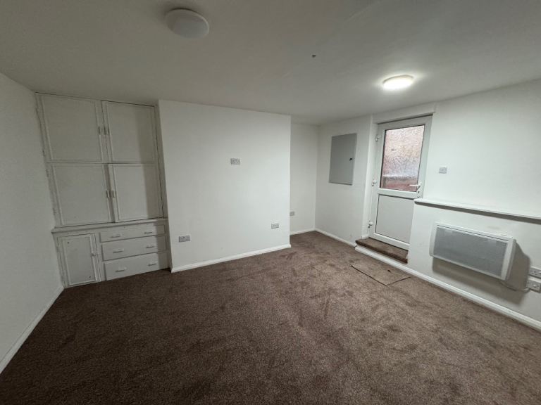 One-Bedroom Self-Contained Flat – Separate Entrance – BD7, Bradford