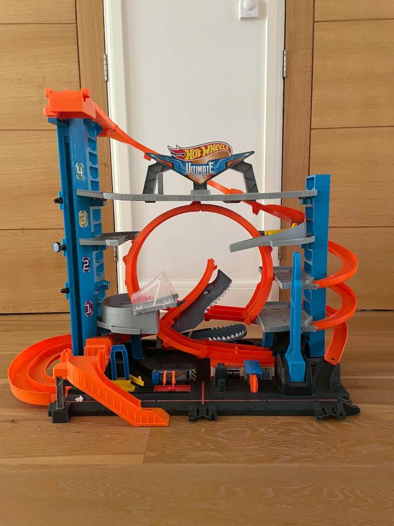 Hot Wheels Ultimate Garage Car Track Set – Good Condition