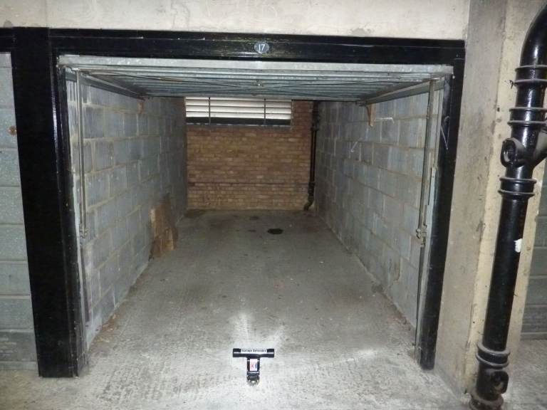 Excellent storage / car garage for rent in W12, good size,