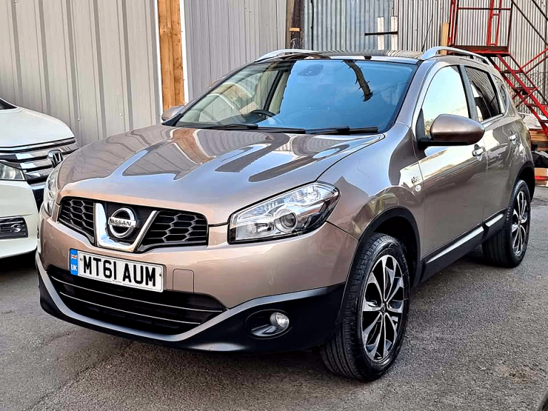 Nissan, QASHQAI, Hatchback, 2011, Manual, 1.6 Petrol Engine + Very Smooth Drive 