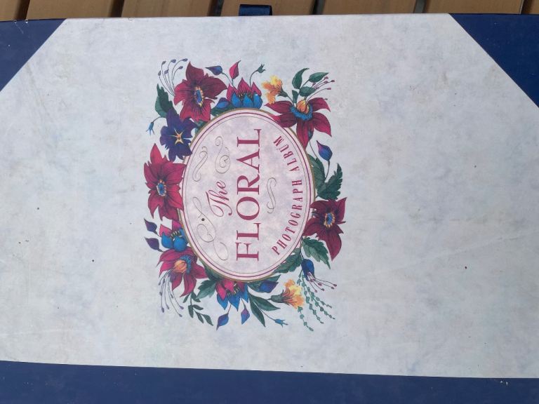 BEAUTIFUL FLORAL PHOTOGRAPH ALBUM FO SALE .PICK UP ONLY