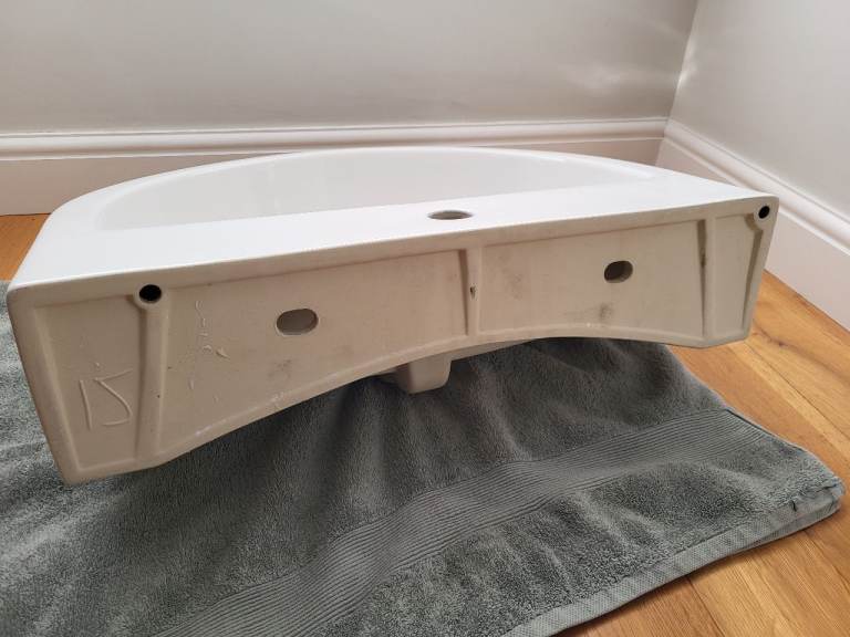 Bathroom sink/ pedestal basin