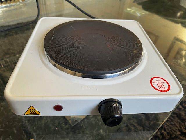 TABLE/PORTABLE ELECTRIC HOTPLATE IN GOOD WORKING CONDITION