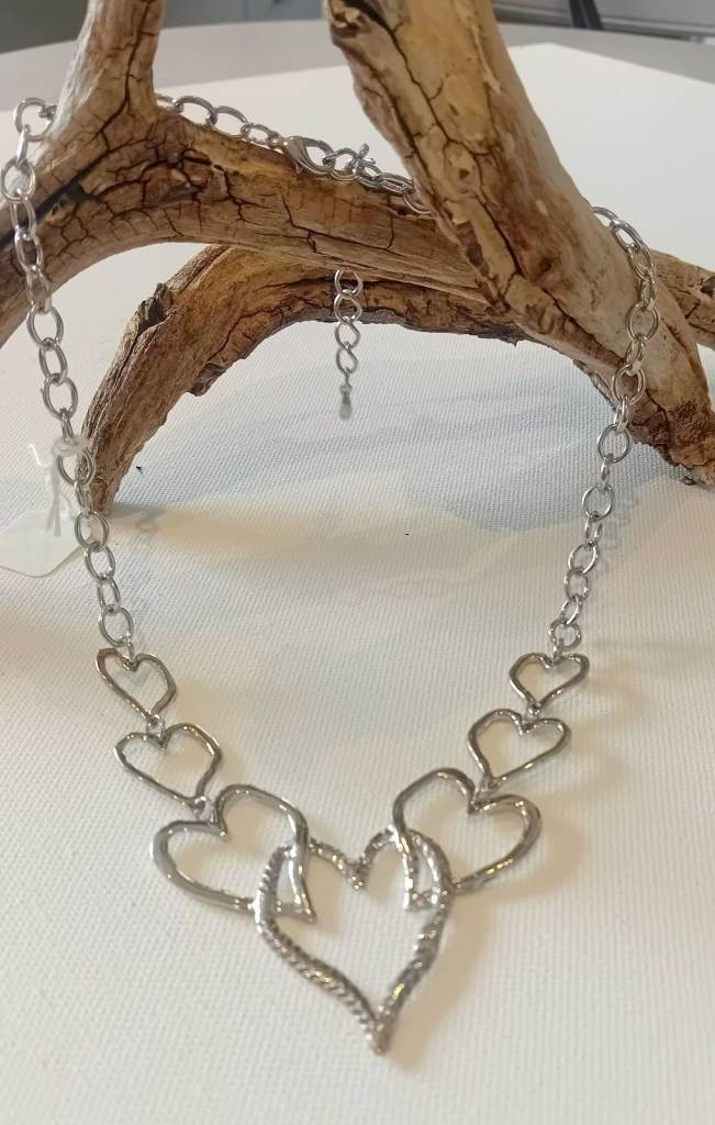 Silver-tone Hammered Heart Necklace – Link Chain, Collar Length