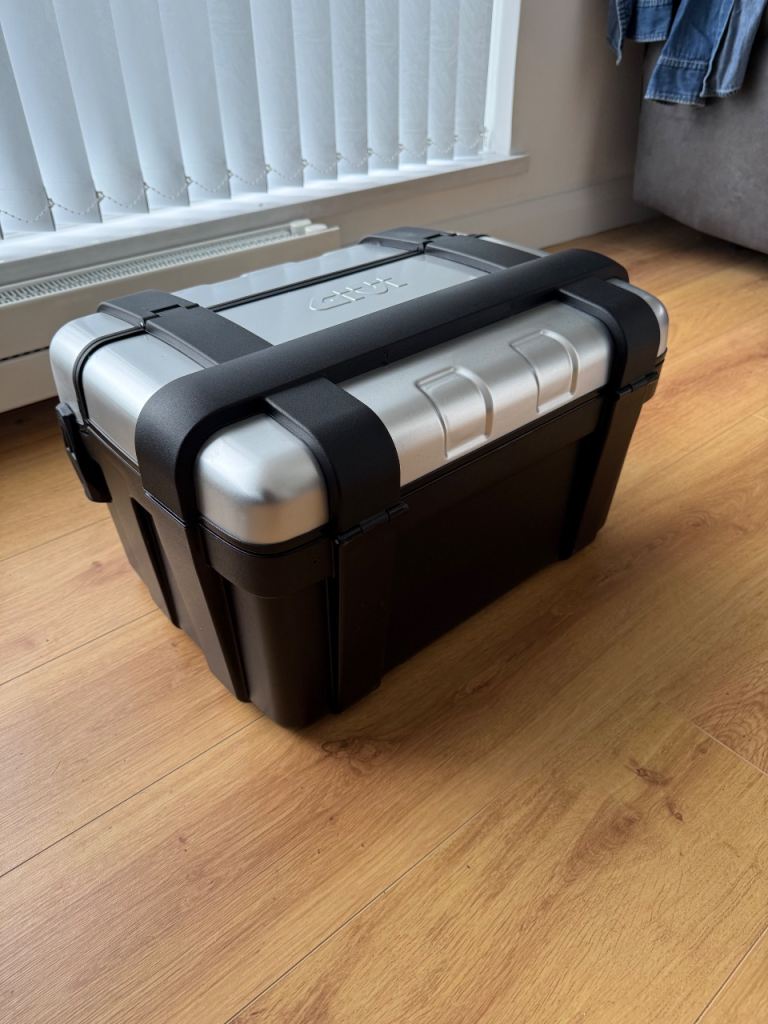 Givi monokey trecker 46 litre top box. 