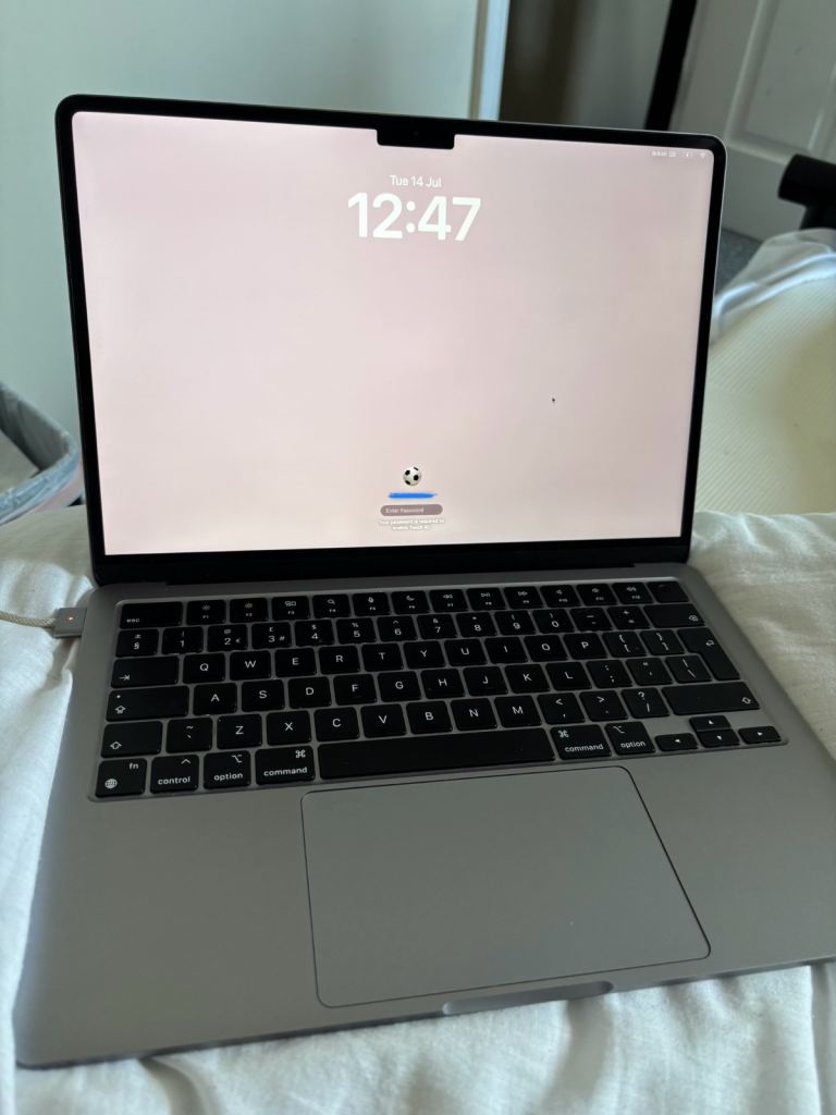 Apple MacBook Air 13.6” M2 (2022) – 8GB RAM / 256GB SSD – Excellent Condition
