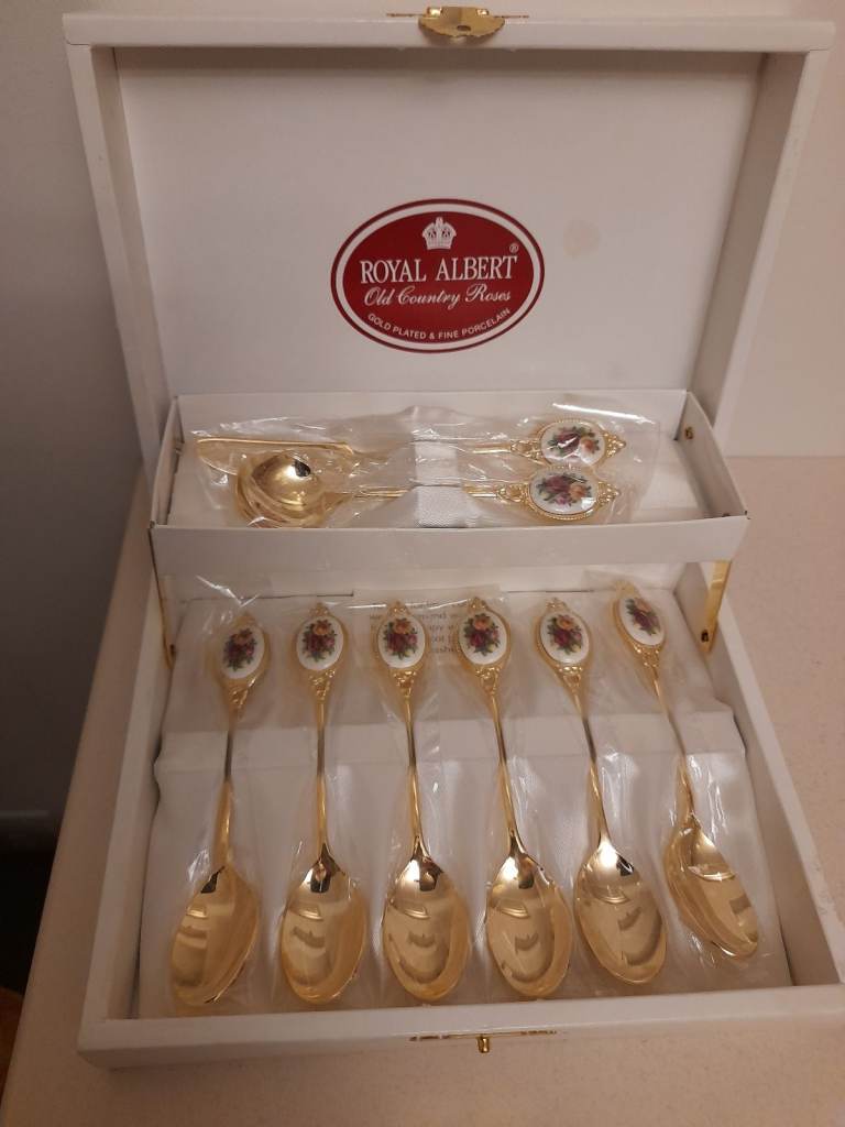Presentation set of Royal Albert teaspoons.