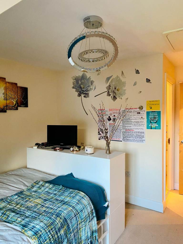 Ensuite Double Room Available – Newly Refurbished Professional House in Horsham