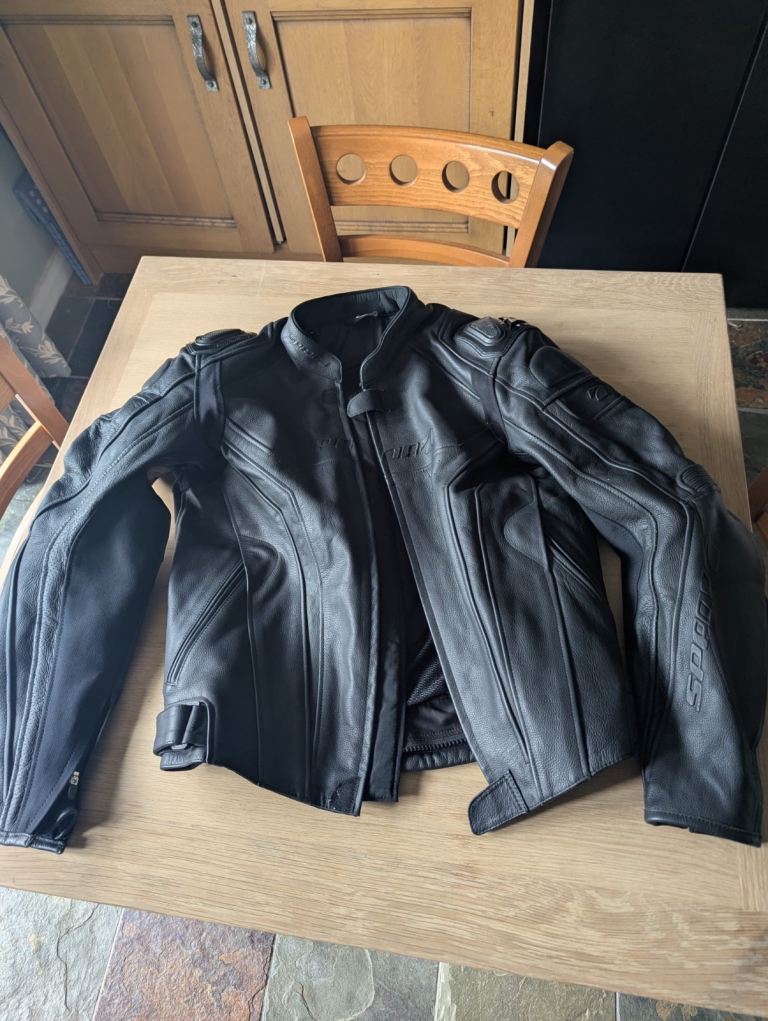 Men’s leather motorcycle jacket
