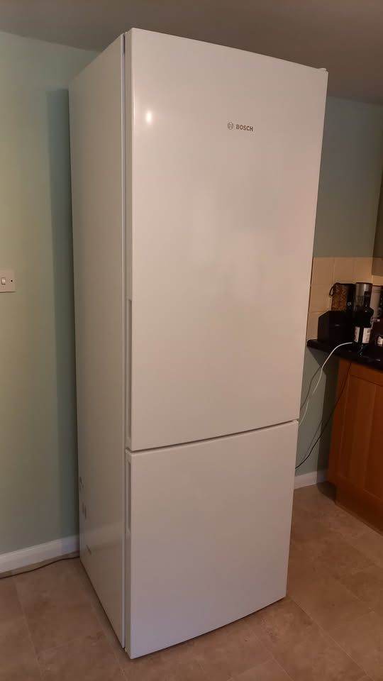 Bosch fridge freezer, nearly new (Series 6, white, 70/30, KGE49AWCAG)