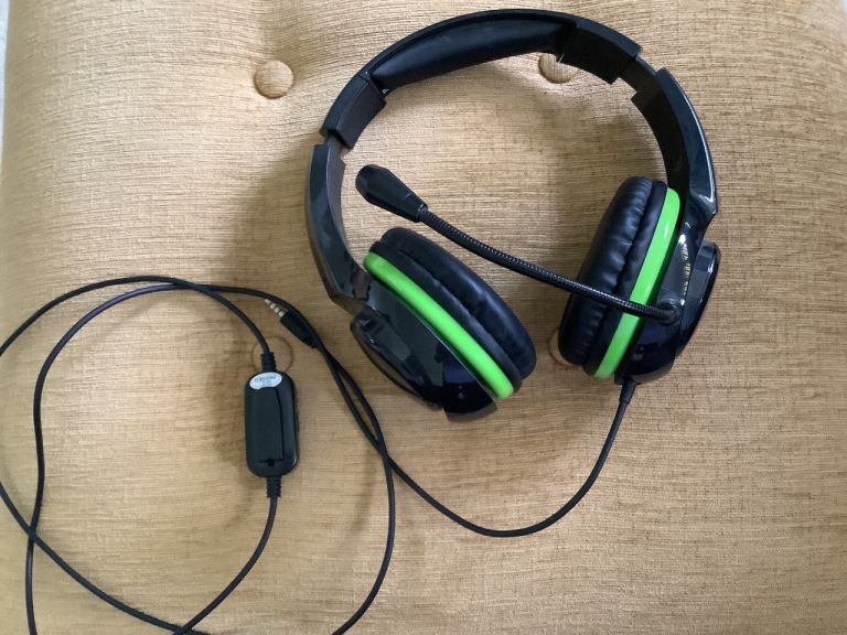 Xbox One Headset with mic, wires into controller
