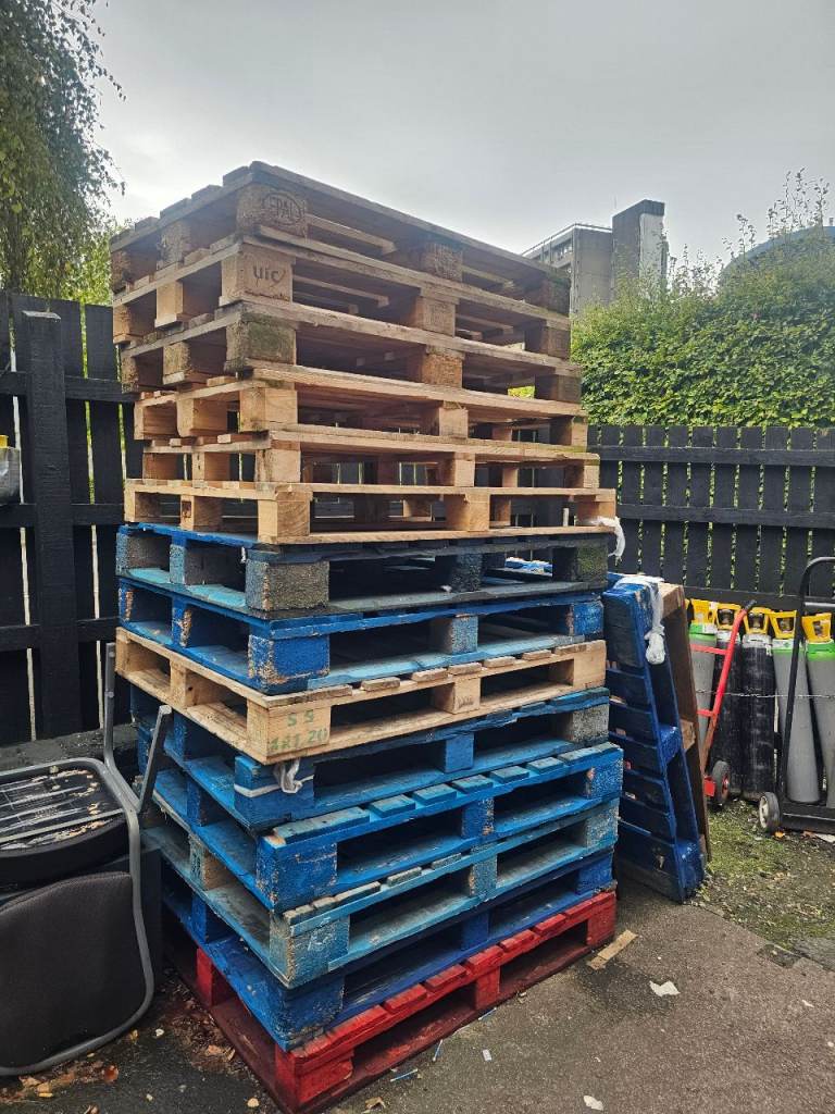 16 WOODEN PALLETS 