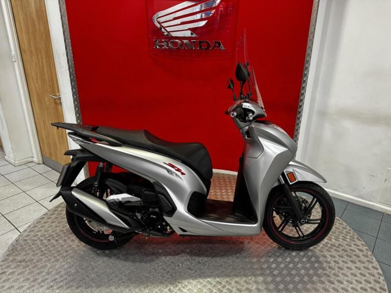 2023 '73' Honda SH350i Scooter 