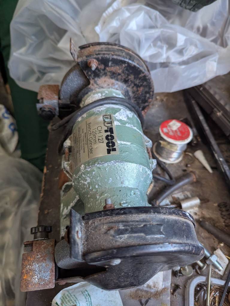 NUTOOL 240V 125W 125MM BENCH GRINDER IN GOOD WORKING ORDER + CAN BE SEEN WORKING WITH DECENT DISCS.