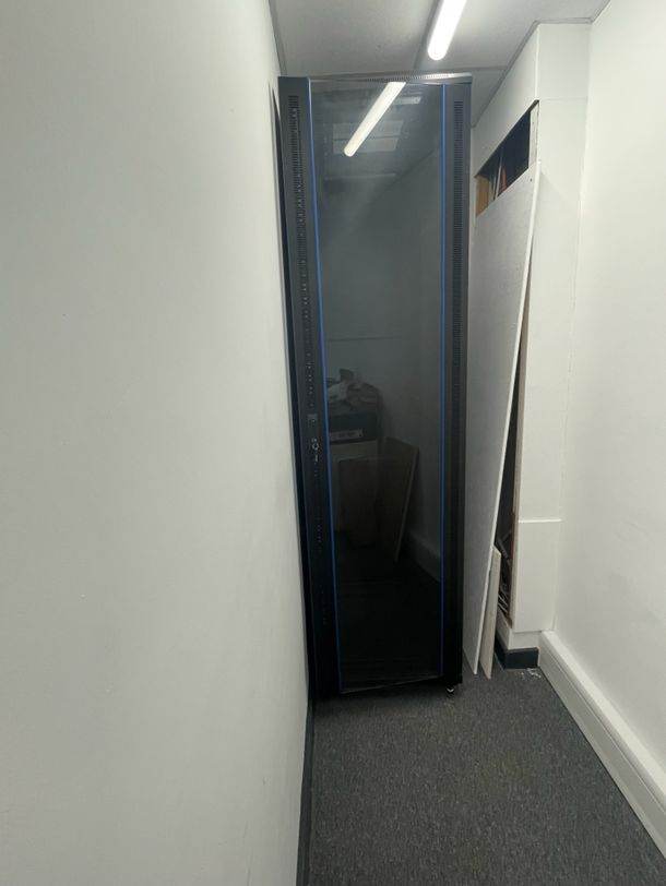 Server Cabinet / Rack Cabinet – Good Condition