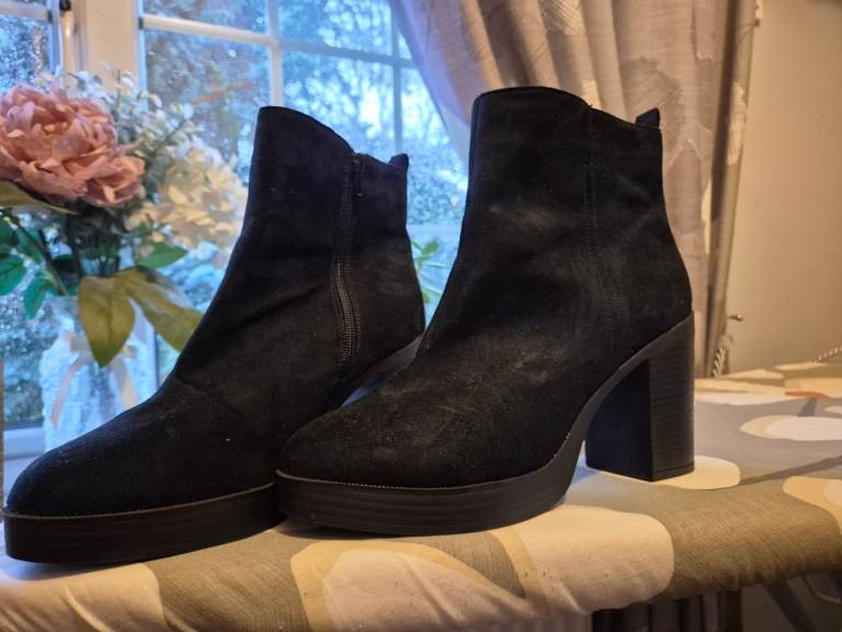 Black boots size 8