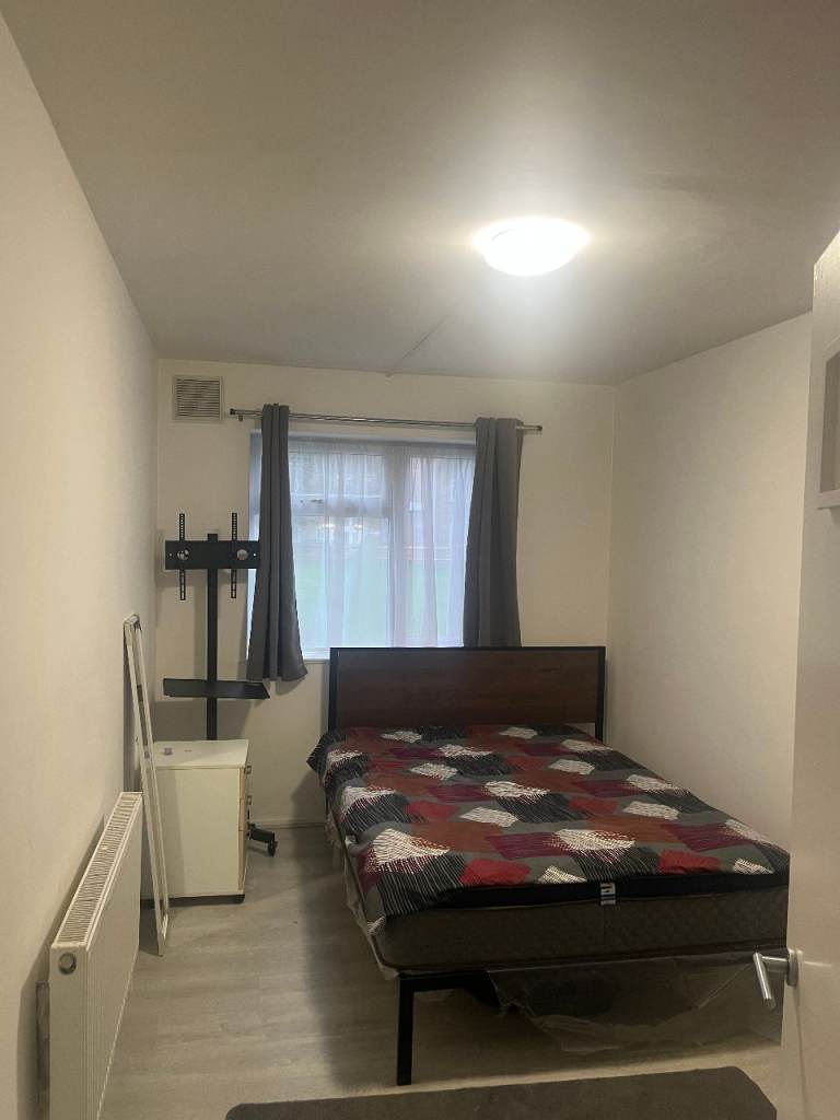 Lovely Furnished Single Room available Female Preferred