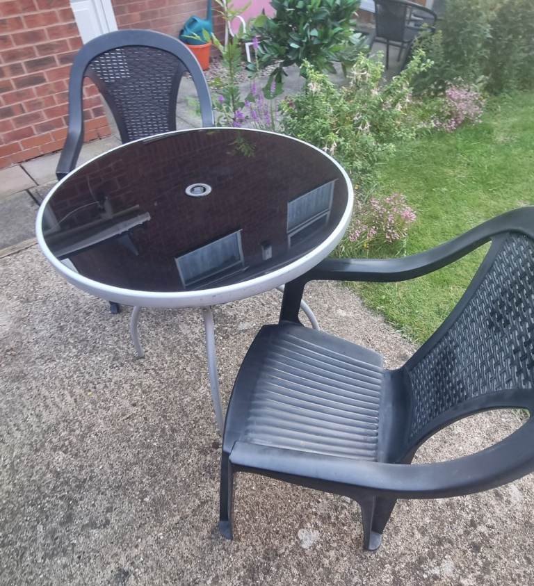 Garden chairs x2 and table