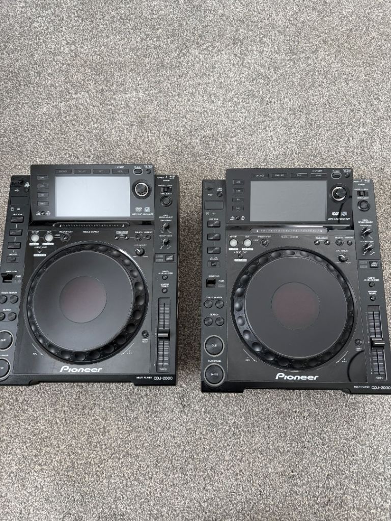 Pioneer Cdj 2000 x 2 plus flight cases