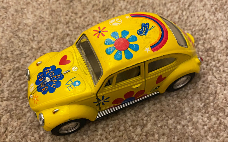 Volswagen Classic Beetle 1967 design by Kinsmart