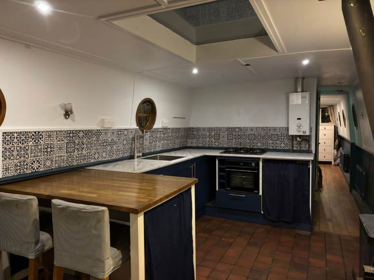 60 x 10 widebeam canalboat perfect for 1/2 people - new skylight installed