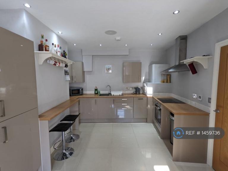 1 bedroom flat in Severn House, Cardiff, CF11 (1 bed) (#1459736)