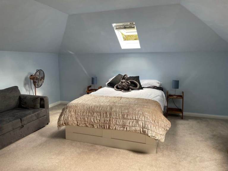 King-Size Room in Desirable Wash Common, Newbury 