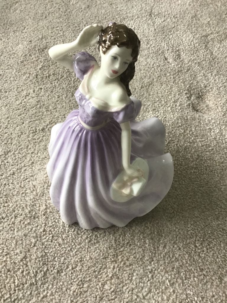 Royal Doulton Figurine HN 4300 BELLS ACROSS THE VALLEY Height 23 cm
