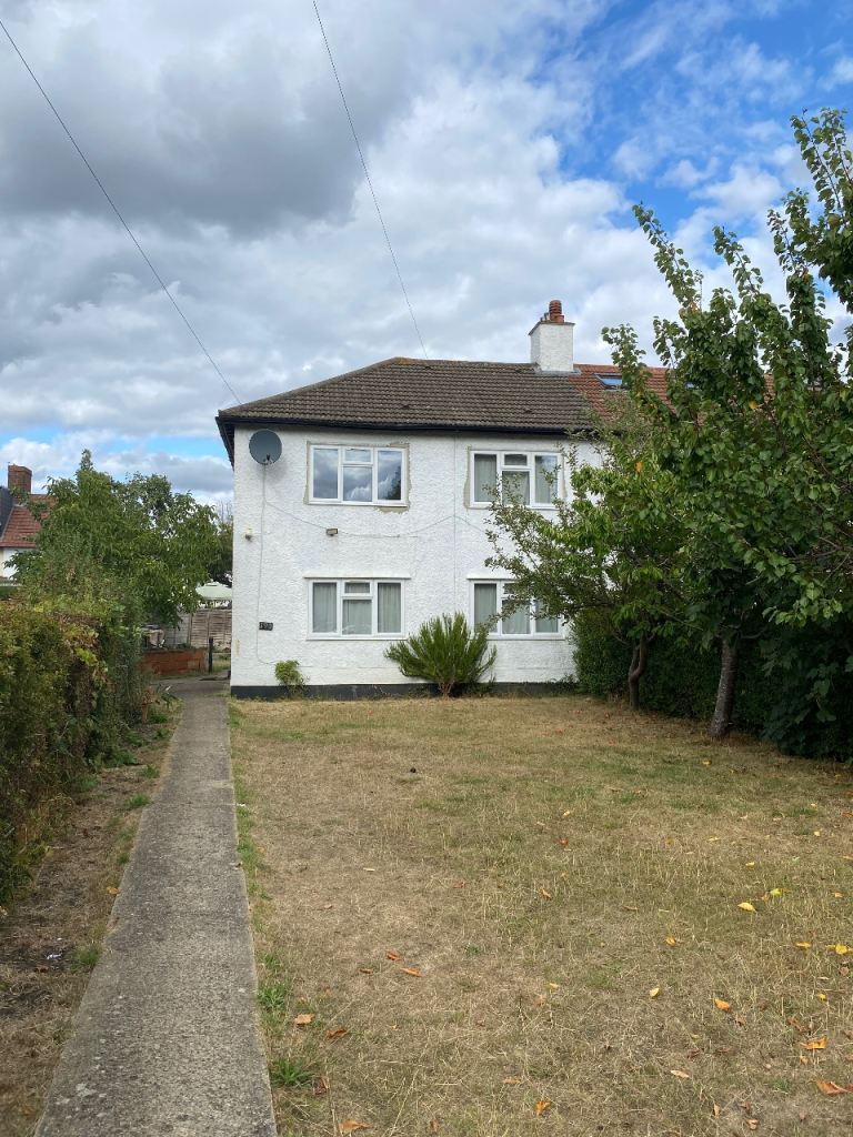 4-Bedroom House to Rent | 2 Living Rooms | Large Gardens | Free Parking | CR7
